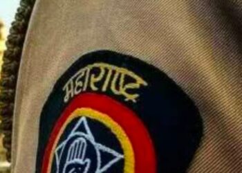वर्दीतील माणुसकी! अपघातग्रस्त सफाई कर्मचाऱ्यास पोलिसांचा तात्काळ मदतीचा हात