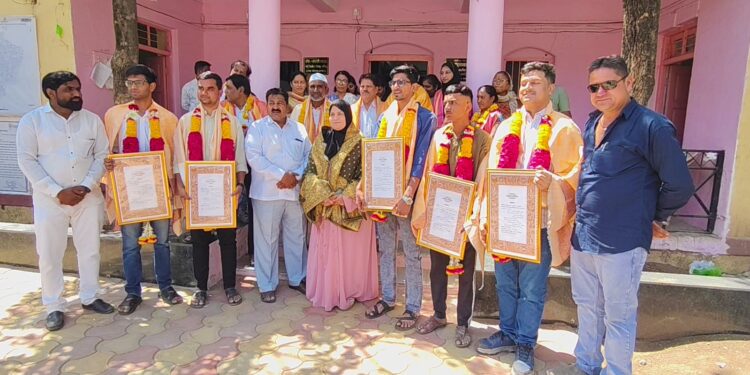 शिक्षणाला प्रोत्साहन; नगराध्यक्ष फरीन बेगम यांच्या हस्ते गुणवंत विद्यार्थ्यांचा गौरव