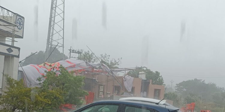 दौंड तालुक्यात वादळी वाऱ्यासह मुसळधार पावसाचा तडाखा; साखरपुड्याचा मंडप कोसळला, सुदैवाने जीवितहानी टळली