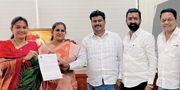 जप्त केलेल्या हातगाड्या व टपऱ्या दंडाशिवाय परत द्या; विक्रेत्यांना पर्यायी जागा उपलब्ध करून द्या – नगरसेवक निलेश पवार