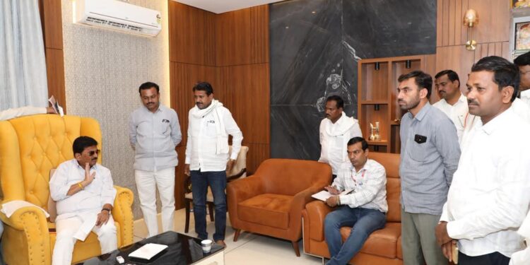 खळी परिसरातील वीज व पाणीपुरवठा समस्येची आमदार रत्नाकर गुट्टे यांनी घेतली दखल