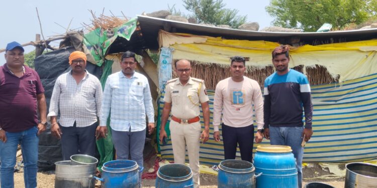 शेतातील हातभट्टीचा दारू अड्डा उध्वस्त; २५ हजारांचा मुद्देमाल नष्ट
