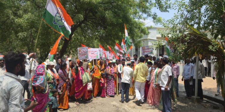 काँग्रेसचे किनवटमध्ये पेरणी आंदोलन; बेरोजगारी, महागाई आणि शेतकरी प्रश्नांवर सरकारला धारेवर