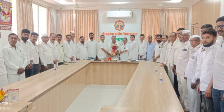 आदर्श सरपंच पुरस्कारप्राप्त अशोकराव मुळे यांचा निघोज ग्रामस्थ व मळगंगा ट्रस्टतर्फे सत्कार