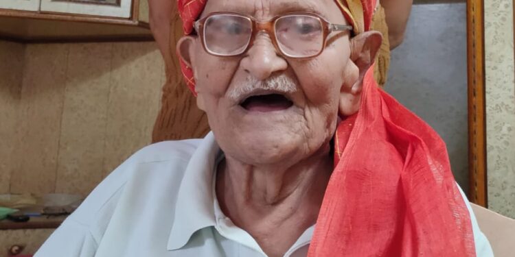 आदर्श शिक्षक परमपूज्य गुजर गुरुजींच्या १०४ व्या वाढदिवसानिमित्त शुभेच्छांचा वर्षाव
