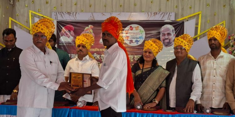 गोपाळ गडकरींना राष्ट्रीय आदर्श पत्रकारिता पुरस्कार