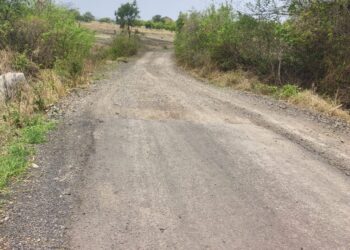 मुख्यमंत्री ग्रामसडक योजनेचा बोजवारा; धाडगेवाडी–चांभुर्डी रस्त्याचे काम अर्धवट, ग्रामस्थ संतप्त