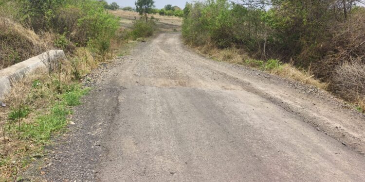 मुख्यमंत्री ग्रामसडक योजनेचा बोजवारा; धाडगेवाडी–चांभुर्डी रस्त्याचे काम अर्धवट, ग्रामस्थ संतप्त
