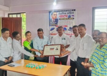 शिवराज्याभिषेक दिनानिमित्त समाज जागृती मंचतर्फे शैक्षणिक साहित्य वाटप