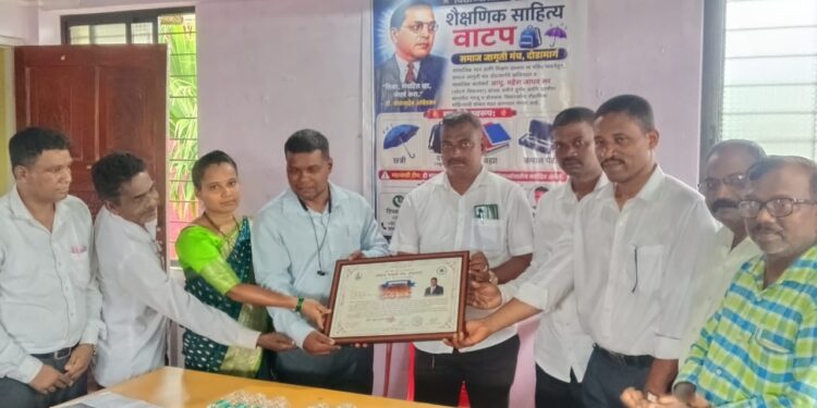 शिवराज्याभिषेक दिनानिमित्त समाज जागृती मंचतर्फे शैक्षणिक साहित्य वाटप