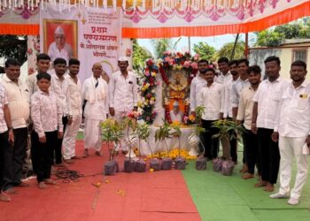 कै. शांताराम भोसले यांच्या पुण्यस्मरणानिमित्त २५१ आंबा रोपांचे वाटप