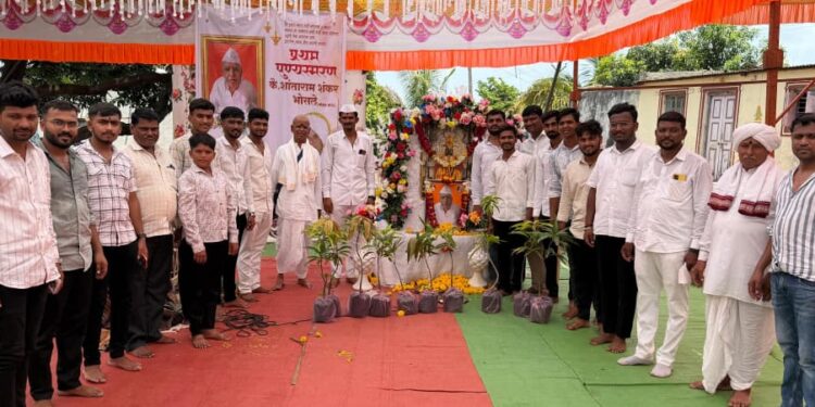 कै. शांताराम भोसले यांच्या पुण्यस्मरणानिमित्त २५१ आंबा रोपांचे वाटप