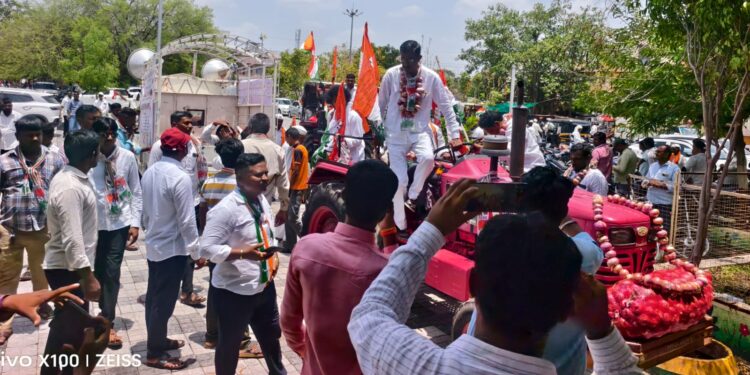 कांद्याला हमीभाव मिळण्यासाठी श्रीगोंदा तहसील कार्यालयावर ‘कांदा माळ आंदोलन’