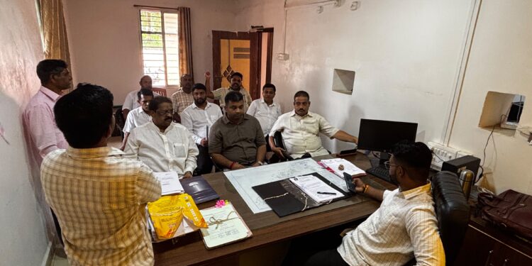 नवीन रस्ते; मात्र सांडपाणी रस्त्यावर! आजऱ्यात गटारी तातडीने साफ करण्याची नगरसेवकांची मागणी