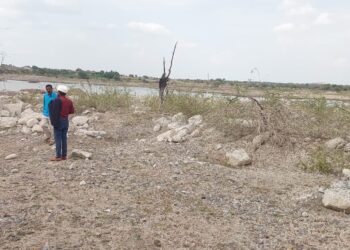 शेगाव साठवण तलाव क्र. २ मधील गाळ व कचरा हटवण्याची शेतकऱ्यांची मागणी तीव्र