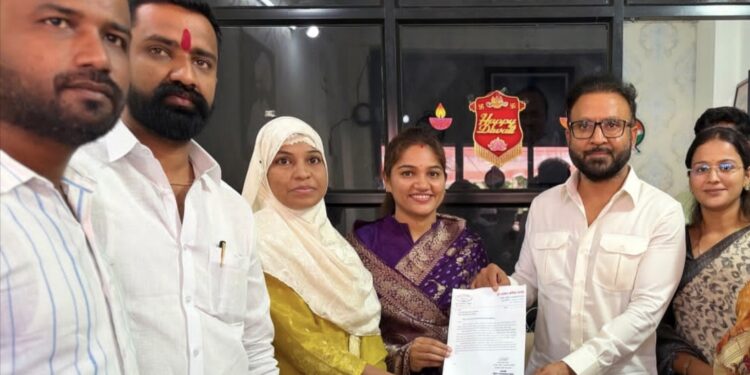 शिरूर शहरासाठी सीसीटीव्ही निरीक्षण प्रकल्पाची मागणी; महिला व बालसुरक्षेसाठी आयेशा सय्यद यांचे आमदार कटके यांना निवेदन