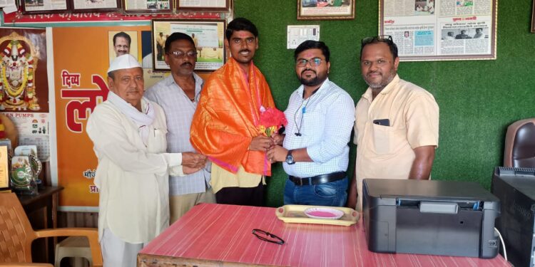 ‘महाराष्ट्राचे दादा’ पुस्तकात सम्राट समाधान हनुमान यांच्या कवितेचा समावेश; ठाकर आडगाव येथे सत्कार