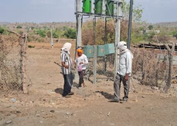 सावरगाव तांडा वस्तीतील कमी विद्युत दाबाची समस्या अखेर मार्गी; मंदिरावरील वीज वाहिनीचेही स्थलांतर