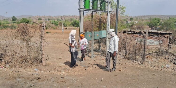 सावरगाव तांडा वस्तीतील कमी विद्युत दाबाची समस्या अखेर मार्गी; मंदिरावरील वीज वाहिनीचेही स्थलांतर