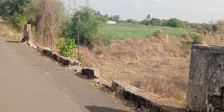 सार्वजनिक बांधकाम विभागाचा गलथान कारभार; पुलावरील कठडे गायब, अपघाताचा धोका वाढला