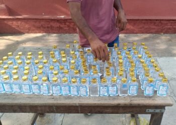 कोसारा येथे अवैध दारू विक्रेत्यांवर मारेगाव पोलिसांची धडक कारवाई; 145 दारूच्या बाटल्या जप्त