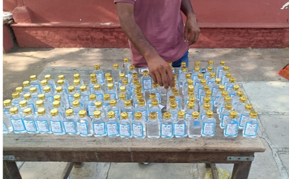 कोसारा येथे अवैध दारू विक्रेत्यांवर मारेगाव पोलिसांची धडक कारवाई; 145 दारूच्या बाटल्या जप्त