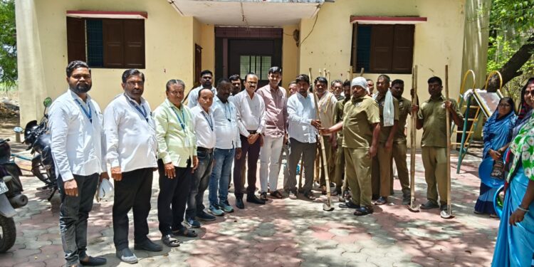 स्वच्छता कर्मचाऱ्यांना सुरक्षा साहित्याचे वाटप; शहरातील स्वच्छता मोहीम गतिमान करण्याच्या सूचना