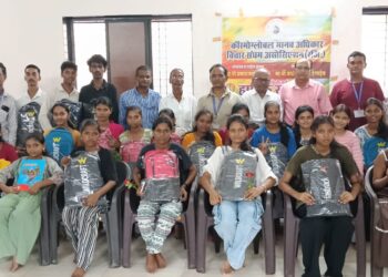गुणवंत विद्यार्थ्यांचा सत्कार; शैक्षणिक साहित्य देऊन प्रोत्साहन