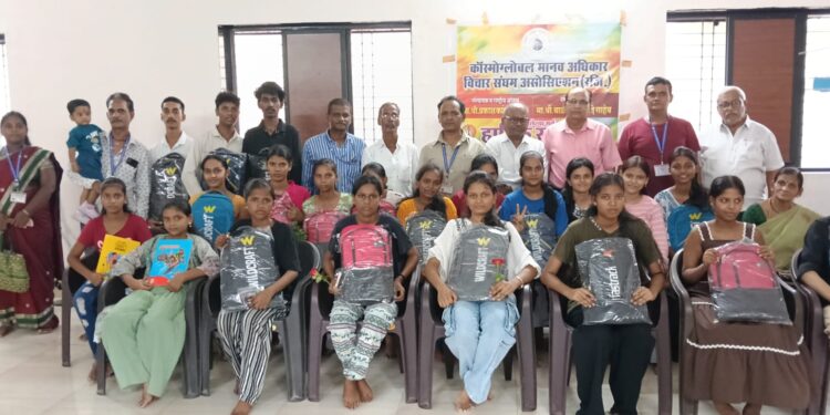 गुणवंत विद्यार्थ्यांचा सत्कार; शैक्षणिक साहित्य देऊन प्रोत्साहन