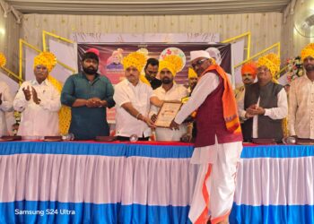 ह.भ.प. किशोर महाराज जाधव यांना ‘आदर्श कीर्तनकार’ पुरस्काराने सन्मानित