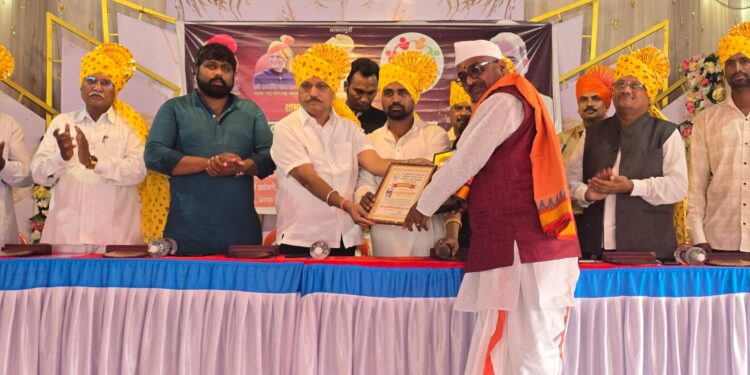 ह.भ.प. किशोर महाराज जाधव यांना ‘आदर्श कीर्तनकार’ पुरस्काराने सन्मानित