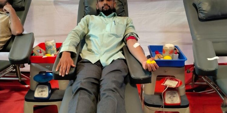 समाज आणि राष्ट्राप्रती कृतज्ञ भावनेतून स्वयंप्रेरणेने नियमित रक्तदान; प्राथमिक शिक्षक निलेश ठोके यांचा प्रेरणादायी उपक्रम