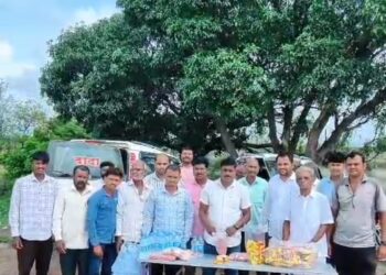 आषाढी वारीच्या पार्श्वभूमीवर ‘कै. रामराव दादा बोराडे विचारमंच’चा स्तुत्य उपक्रम; वारकऱ्यांसाठी अल्पोपहाराचे वाटप