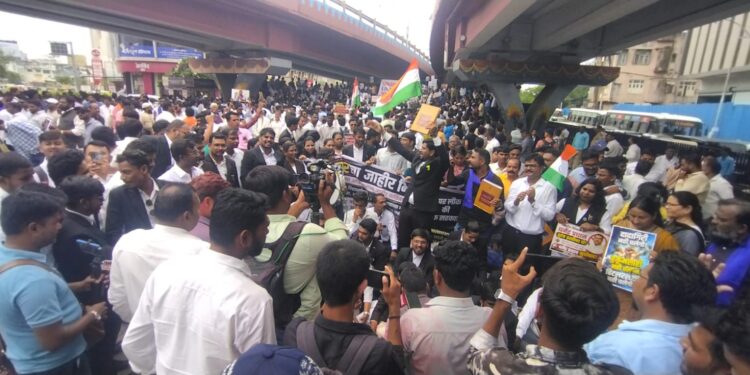 बेजबाबदार शिक्षणव्यवस्थेविरोधात क्रांती चौकात विद्यार्थ्यांचा जनआक्रोश; दिल्लीतील आंदोलनाला संभाजीनगरातून समर्थन