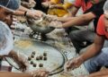 व्यसनमुक्तीच्या वाटेवरून समाजसेवेचा वसा; वारकऱ्यांसाठी १ हजार गुळ-शेंगदाणा लाडूंची प्रेमभेट