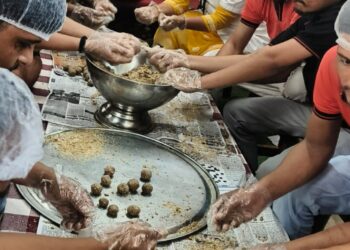 व्यसनमुक्तीच्या वाटेवरून समाजसेवेचा वसा; वारकऱ्यांसाठी १ हजार गुळ-शेंगदाणा लाडूंची प्रेमभेट