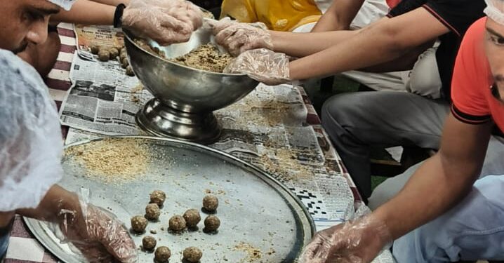 व्यसनमुक्तीच्या वाटेवरून समाजसेवेचा वसा; वारकऱ्यांसाठी १ हजार गुळ-शेंगदाणा लाडूंची प्रेमभेट