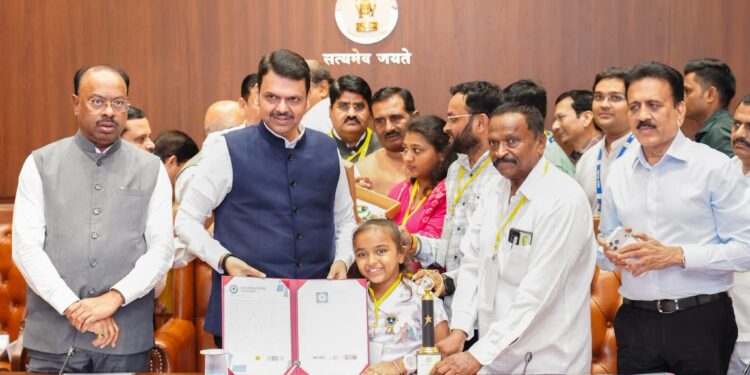 नंदुरबारची शान! ७ वर्षीय प्रनिका पाटीलचा मुख्यमंत्री देवेंद्र फडणवीस यांच्या हस्ते विधानभवनात गौरव