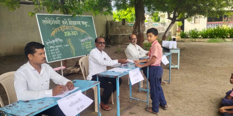 शाळेत रंगली लोकशाहीची शाळा! सावित्रीबाई फुले विद्यालयात शालेय मंत्रिमंडळाची निवडणूक उत्साहात