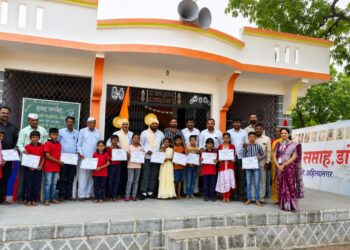 पदोन्नती मिळालेल्या शिक्षकाला भावनिक निरोप; विद्यार्थी, पालक व ग्रामस्थ गहिवरले
