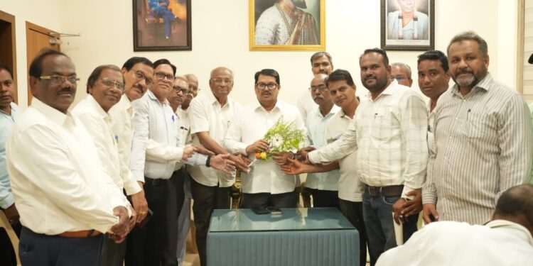 ब्रह्मपुरी जिल्हा निर्मितीसाठी विधानसभेत आ. विजय वडेट्टीवार यांचा बुलंद आवाज; संघर्ष समितीकडून जंगी सत्कार