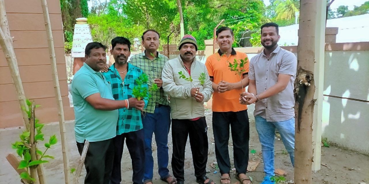 वाढदिवसानिमित्त वृक्षारोपणाचा उपक्रम; शिवनेरी हौसिंग सोसायटीत पर्यावरण संवर्धनाचा संदेश