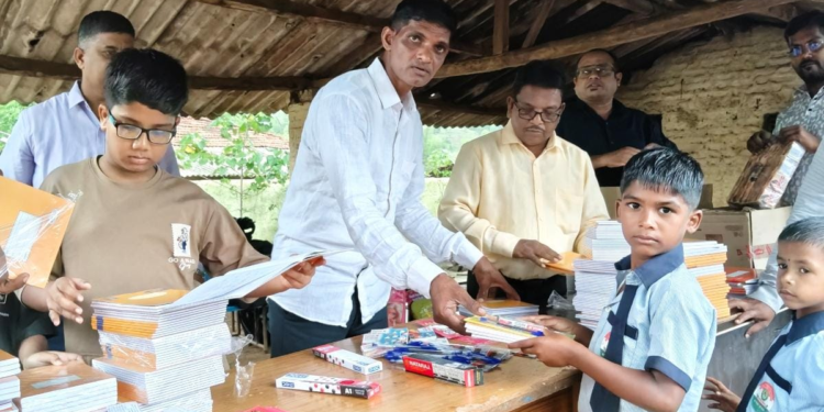 जव्हारच्या दुर्गम भागात ६०० विद्यार्थ्यांना शैक्षणिक साहित्य; वृक्षारोपणातून पर्यावरणाचा संदेश