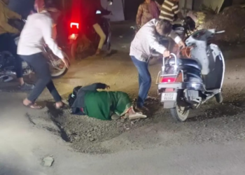सातपूर-अंबड रोडवरील खड्ड्यात दुचाकी घसरली; महिला जखमी, नागरिकांमध्ये संताप