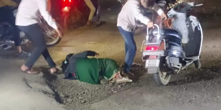 सातपूर-अंबड रोडवरील खड्ड्यात दुचाकी घसरली; महिला जखमी, नागरिकांमध्ये संताप