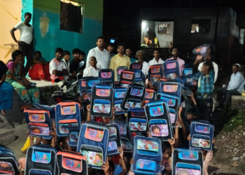 सुभाष काका जैन यांच्या वाढदिवसानिमित्त उंबरवाडी येथे शालेय बॅग वाटप; अभ्यासिका व बस सुविधेची घोषणा