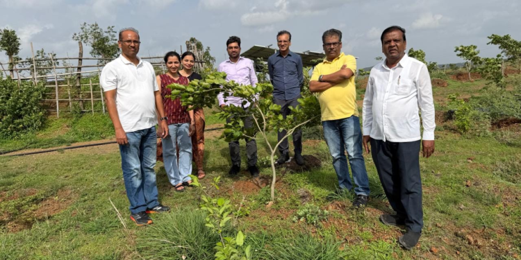 लोणीच्या श्री भैरवनाथ विद्याधाम प्रशालेला वरिष्ठ अधिकाऱ्यांची सदिच्छा भेट; विद्यार्थ्यांना मेहनत, सातत्य व पर्यावरण संवर्धनाचा संदेश