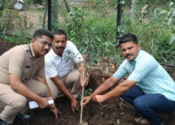 कुरुंदवाड पोलीस ठाण्याच्या आवारात वृक्षारोपण; हरित उपक्रमातून पोलीस ठाण्याचा कायापालट