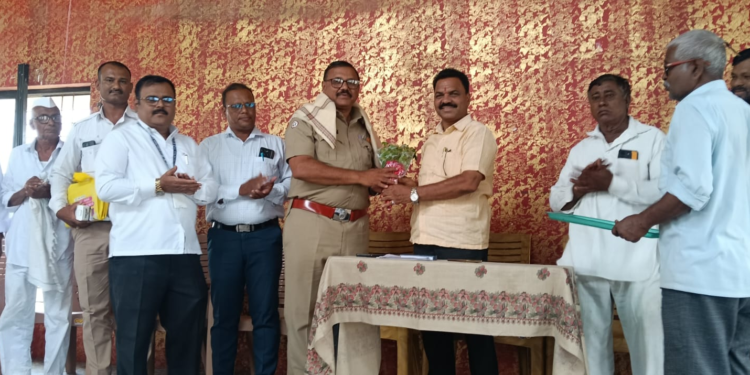 आदर्श माध्यमिक विद्यालयात शिक्षक-पालक मेळावा उत्साहात; गुणवंत विद्यार्थ्यांचा गौरव