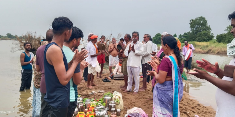 पावसासाठी नदीतून पाणी आणून देवाचा जलाभिषेक; गडचिरोलीतील कुनघाडा (रै.) येथे अनोखी परंपरा